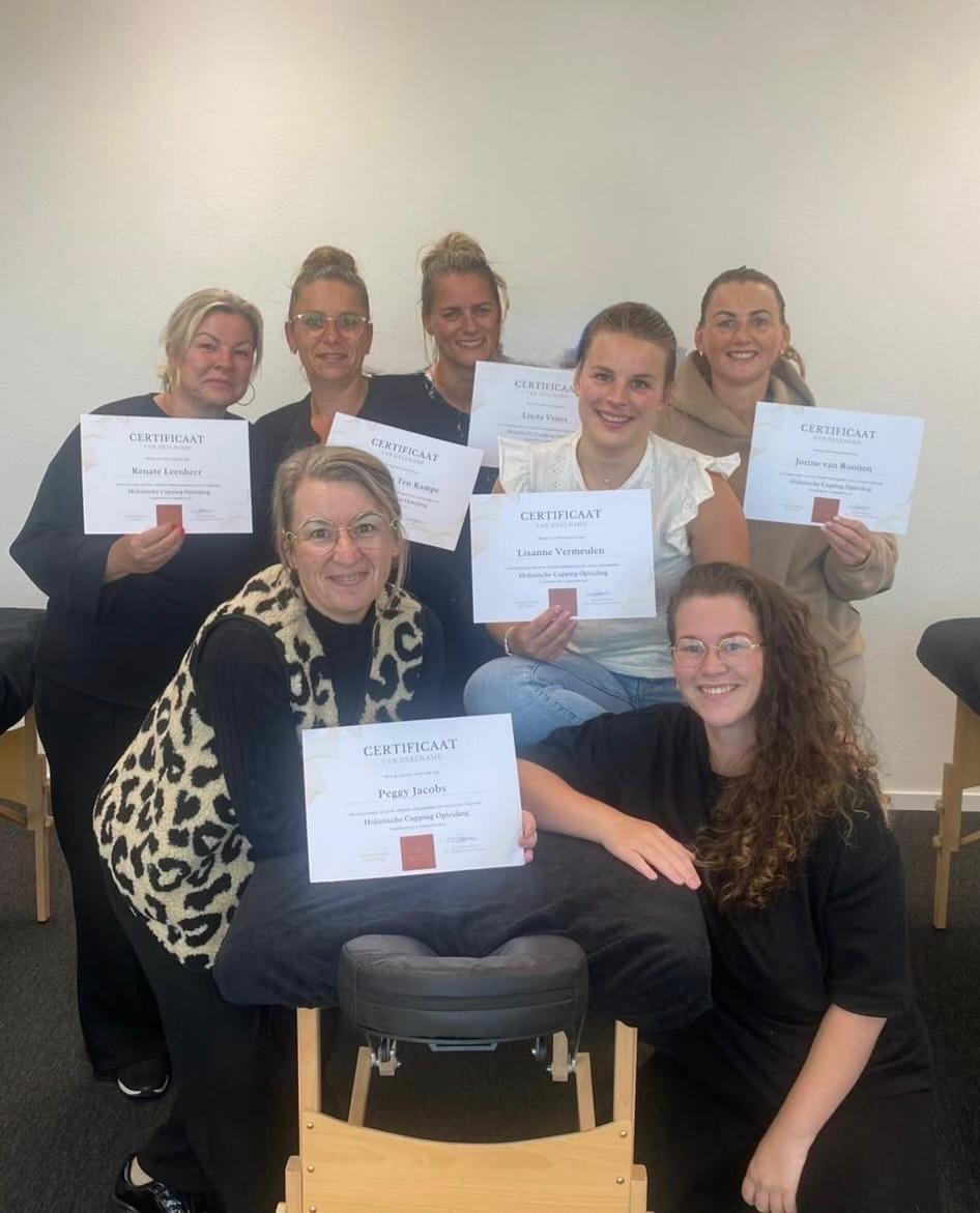 Gecertificeerde cursisten met hun certificaat