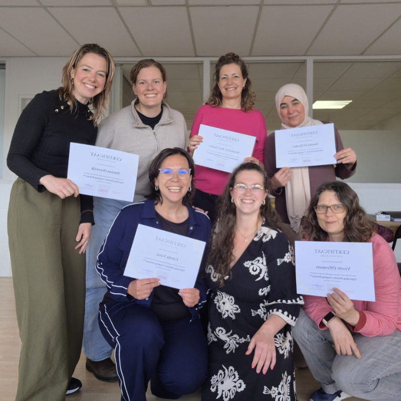 Groep cursisten met hun certificaat
